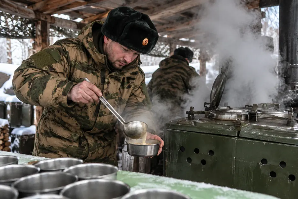 Специалист тылового обеспечения готовит питание